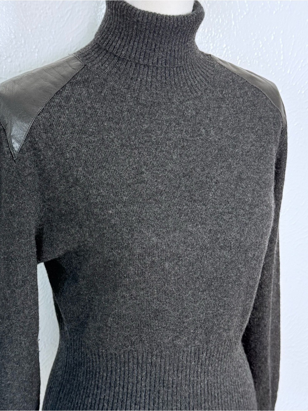 Searle 100% Cashmere Turtleneck Leather Patch Dark Academia Sweater Sz L - Picture 2 of 5